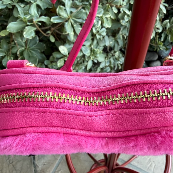 Juicy Couture Fuchsia Pink Heart Plush Bag Condition 7” X 6” CrossBody Bag - Picture 7 of 11
